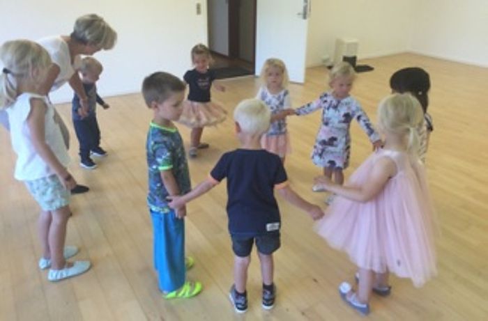 Undervisning for danseskolens mindste elever Danseskolen i Holbæk udbyder masser af børnedans