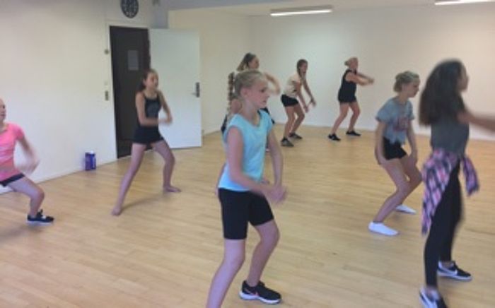 Undervisning af større børn og voksne Teenagere og voksne har masser af hold at vælge imellem hos Stepup2U
