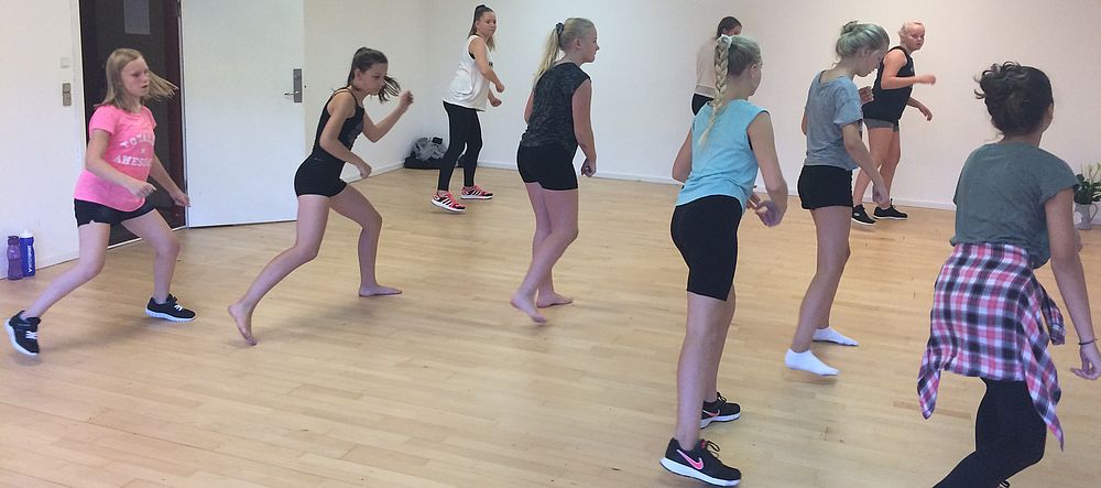 På danseskolen i Holbæk er der fuld fart på holdundervisningen